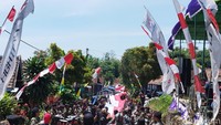Pantauan detikJateng di lokasi, kirab budaya ini dimulai dengan arak-arakan gunungan hasil panen warga sekitar, diikuti oleh rombongan kesenian, selanjutnya barisan warga yang membentangkan bendera Merah Putih sepanjang 1.000 meter. Foto: Ria Aldila Putri/detikJateng