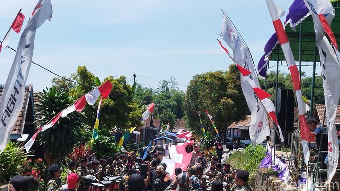 Warga Dusun Senden, Desa Batur, Getasan, Kabupaten Semarang, yang berada di lereng Gunung Merbabu membentangkan bendera Merah Putih sepanjang 1.000 meter, Senin (19/9/2022).