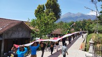 Peserta kirab budaya diikuti oleh seluruh masyarakat Dusun Senden mulai dari anak-anak hingga lansia. Acara berjalan dengan lancar dan meriah, hingga akhirnya bendera Merah Putih sepanjang 1.000 meter membentang di sekeliling Dusun Senden. Foto: Ria Aldila Putri/detikJateng