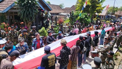 Bendera Merah Putih 1.000 Meter Warnai Saparan di Lereng Merbabu