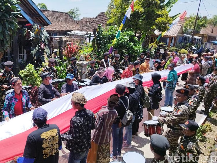 Bendera Merah Putih 1.000 Meter Warnai Saparan di Lereng Merbabu