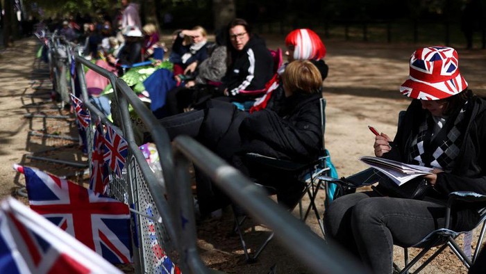 People gather ahead of the funeral of Britains Queen Elizabeth, in London, Britain September 18, 2022. REUTERS/Tom Nicholson