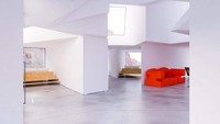 Tersedia kursi dengan tangga kayu untuk melihat pemandangan ke luar. Selain itu terdapat pula sofa berwarna merah yang mencolok.