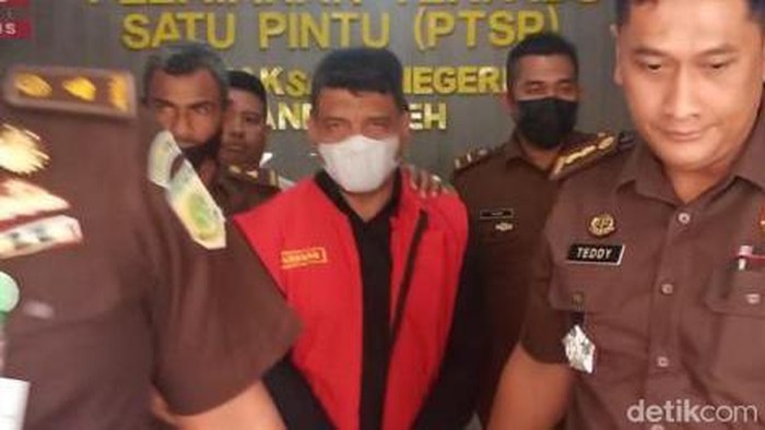 Zaini Yusuf ditahan jaksa usai jadi tersangka korupsi Tsunami Cup.