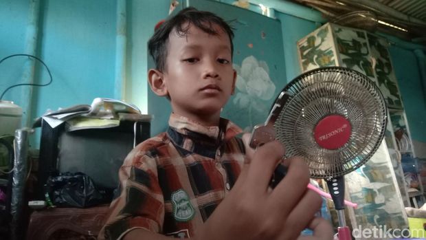 Zul (9) dan penampakan kunci yang tak sengaja ia telan di Indramayu
