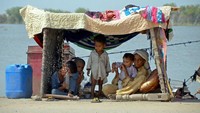 Hujan luar biasa yang mengguyur Pakistan akibat pemanasan global telah menenggelamkan sebagian besar wilayah di negara itu. Foto: AFP via Getty Images/FIDA HUSSAIN