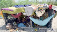 Rumah, jalan, rel kereta api, tanaman pangan, ternak, hingga mata pencaharian warga telah hanyut terbawa air hasil hujan ekstrim. Foto: AFP via Getty Images/FIDA HUSSAIN