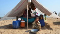Keluarga yang terdampak banjir tinggal di tenda darurat di Sohbatpur distrik Jaffarabad, Provinsi Balochistan. Foto: AFP via Getty Images/FIDA HUSSAIN