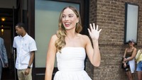 Begini penampilan Margot Robbie saat dipotret di luar gedung Alice Tully Hall, New York. (Foto: GC Images/Gotham)