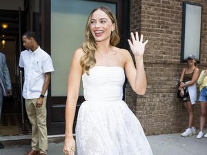 Margot Robbie Selalu Tidur Bareng Barang Ini, Bikin Suami Geleng-geleng