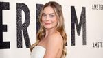 Si Barbie Margot Robbie Bergaun Putih