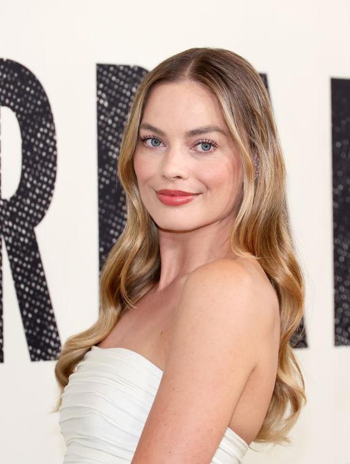 NEW YORK, NEW YORK - SEPTEMBER 18: Margot Robbie attends the Amsterdam World Premiere at Alice Tully Hall on September 18, 2022 in New York City. (Photo by Dia Dipasupil/Getty Images)