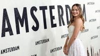 Meski tampil sederhana, pesona Margot Robbie tetap membahana. (Foto: Getty Images for 20th Century S/Dimitrios Kambouris)