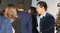 Tak ada foto berdua yang terpotret media. Namun saat bubaran sesi foto bareng, Olivia Wilde dan Harry Styles tertangkap kamera curi-curi ngobrol. (Foto: WireImage/Kevin Mazur)