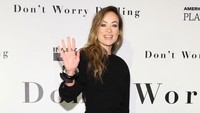 Olivia Wilde tampil dengan busana berwarna senada dengan sang kekasih. (Foto: WireImage/Kevin Mazur)