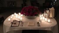 So sweet! Adam Levine bahkan menyiapkan tempat makan malam istimewa bersama sang istri saat merayakan Valentine tahun 2017. Konsep candle light dinner ini ditemani bunga mawar merah. 