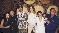 Pada Juli 2021, Adam Levine memperkenalkan bisnisnya ini. Ia, sang istri, dan tim Calirosa berfoto dengan latar wine barrel.