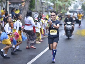 Selebrasi Unik! Berlari Full Marathon Rayakan Suami Setop Merokok