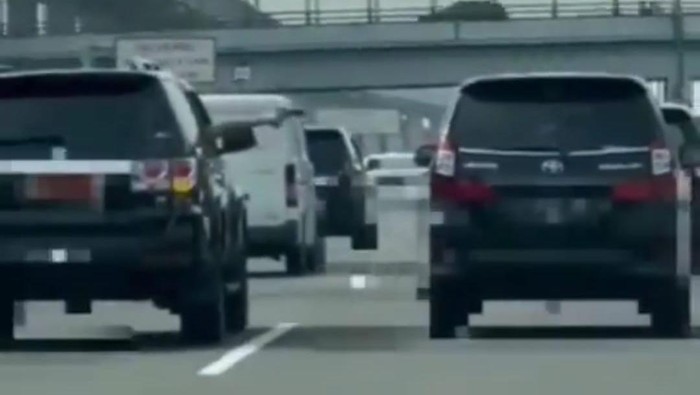 Anggota TNI todong pistol di tol kepada pengendara mobil lainnya. Peristiwa tersebut terjadi di ruas Jalan Tol Jagorawi, Minggu (18/9/2022).
