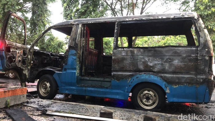 angkot terbakar di kota malang