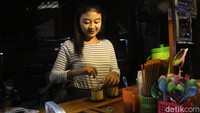Ananda Nela (19) saat mengaduk kopi untuk pelanggan/Foto: Enggran Eko Budianto/detikJatim