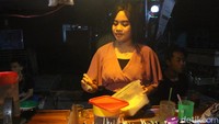 Devita Aulia (16) saat menyeduh kopi untuk pelanggan/Foto: Enggran Eko Budianto/detikJatim