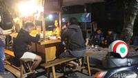 Pelanggan angkringan cantik di Jombang/Foto: Enggran Eko Budianto/detikJatim
