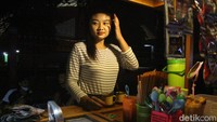 Ananda Nela (19) saat menjaga angkringan miliknya/Foto: Enggran Eko Budianto/detikJatim