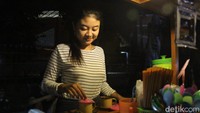 Ananda Nela (19) saat menjaga angkringan miliknya/Foto: Enggran Eko Budianto/detikJatim