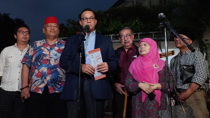 Anies Baswedan di rumah dinasnya (Anggi-detikcom)