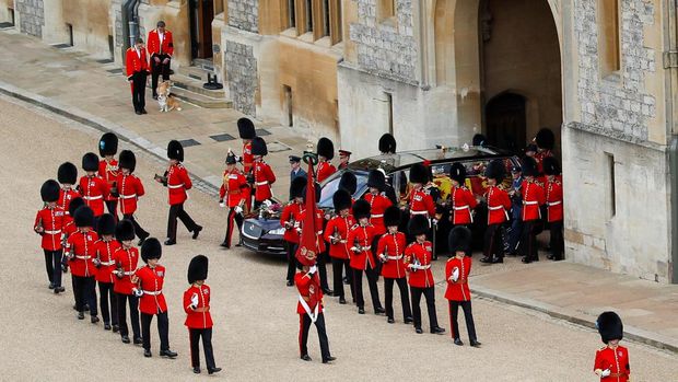 WINDSOR, ENGLAND - SEPTEMBER 19: The hearse carrying the coffin of  Queen Elizabeth drives near royal corgis at Windsor Castle on the day of the state funeral and her burial, on September 19, 2022 in Windsor, England. The committal service at St George's Chapel, Windsor Castle, took place following the state funeral at Westminster Abbey. A private burial in The King George VI Memorial Chapel followed. Queen Elizabeth II died at Balmoral Castle in Scotland on September 8, 2022, and is succeeded by her eldest son, King Charles III. (Photo by Peter Nicholls - WPA Pool/Getty Images)
