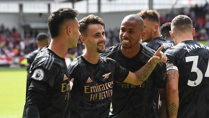 BRENTFORD, ENGLAND - SEPTEMBER 18: Fabio Vieira celebrates scoring Arsenals third goal with Gabriel Martinelli and Gabriel Magahaes during the Premier League match between Brentford FC and Arsenal FC at Brentford Community Stadium on September 18, 2022 in Brentford, England. (Photo by David Price/Arsenal FC via Getty Images)