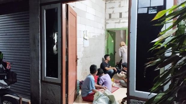 Azhar dan keluarganya mengungsi ke rumah saudara lantaran rumahnya di Jagakarsa, Jakarta Selatan hancur tertimpa pohon, Senin (19/9/2022) sore.