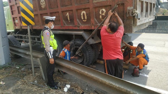Ban truk pecah di Tol Waru KM 13.400/B