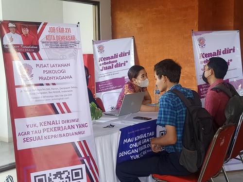 Beberapa orang tengah melakukan konseling karir gratis di booth Pusat Layanan Psikologi Pradnyagama yang bekerjasama dengan DTKSK Kota Denpasar dalam acara job fair pada Selasa (20/9/2022) di Gedung Dharmanegara Alaya, Lumintang, Denpasar.