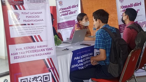 Beberapa orang tengah melakukan konseling karir gratis di booth Pusat Layanan Psikologi Pradnyagama yang bekerjasama dengan DTKSK Kota Denpasar dalam acara job fair pada Selasa (20/9/2022) di Gedung Dharmanegara Alaya, Lumintang, Denpasar.