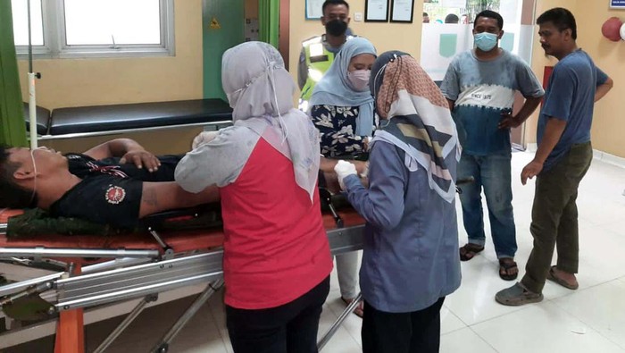 Begini Kondisi Truk yang Terjun ke Jurang di Cigombong Sebuah mobil truk pengangkut tanah terperosok ke dalam jurang di Cigombong, Kabupaten Bogor. Sang sopir terluka sementera truk tersebut ringsek.