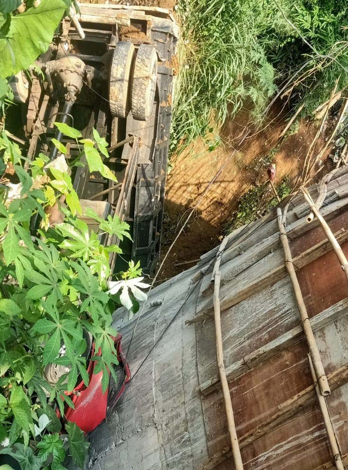 Begini Kondisi Truk yang Terjun ke Jurang di Cigombong Sebuah mobil truk pengangkut tanah terperosok ke dalam jurang di Cigombong, Kabupaten Bogor. Sang sopir terluka sementera truk tersebut ringsek.