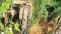 Sebuah mobil truk pengangkut tanah terperosok ke dalam jurang setinggi tiga meter di Desa Wates Jaya, Kecamatan Cigombong, Kabupaten Bogor, Pada Senin (19/09) kemarin.