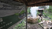 Proses pembuatan briket masih dilakukan secara tradisional. Pelepah yang gugur dipungut secara manual untuk dijemur dan ditampung, lalu dibakar tak sempurna.