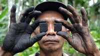 Saat ini, Guntoro menjual briket produksinya dengan harga Rp20 ribu per kilogram.