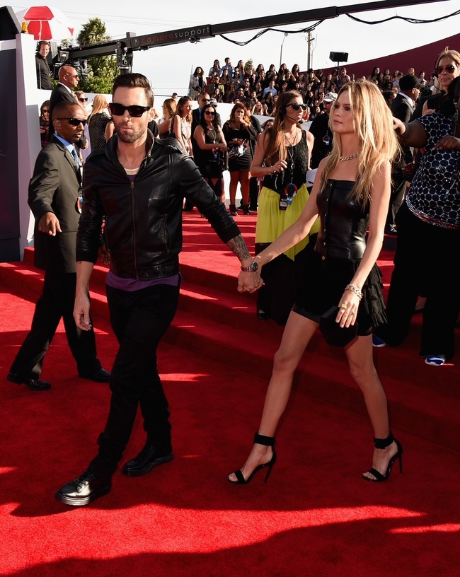 MTV Video Music Awards 2014 menjadi momen karpet merah pertama sejoli ini sebagai pasangan suami-istri. Kemesraan mereka tunjukkan lewat penampilan bergaya rocker yang serasi. (Foto: Getty Images)