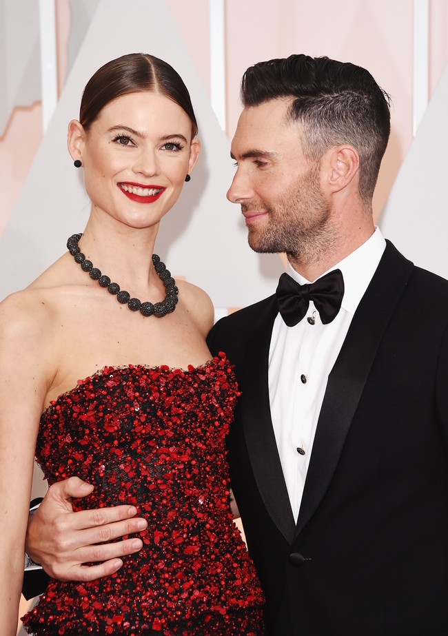 Adam Levine sulit untuk melepaskan tatapan pada wajah sang istrinya yang seorang model saat berpose di karpet merah Academy Awards ke-87 pada Februari 2015. Keduanya tak ragu untuk memamerkan rasa cinta satu sama lain di hadapan ratusan fotografer. (Foto: Getty Images)