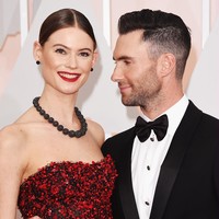 Adam Levine sulit untuk melepaskan tatapan pada wajah sang istrinya yang seorang model saat berpose di karpet merah Academy Awards ke-87 pada Februari 2015. Keduanya tak ragu untuk memamerkan rasa cinta satu sama lain di hadapan ratusan fotografer. (Foto: Getty Images)