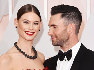 Ingat Lagi Momen Mesra Adam Levine dan Behati Prinsloo di The Ellen Show