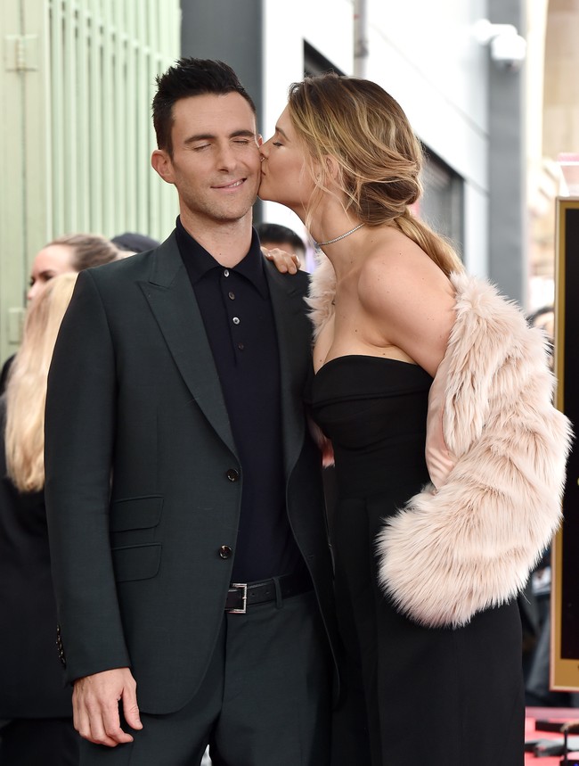Ciuman hangat dari Behati Prinsloo untuk Adam Levine. Kala itu, sang vokalis Maroon 5 menerima pengakuan Hollywood Walk of Fame pada Februari 2017. (Foto: Getty Images)