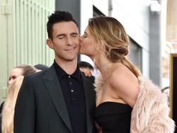 8 Momen Mesra Adam Levine dan Behati Prinsloo Sebelum Isu Perselingkuhan
