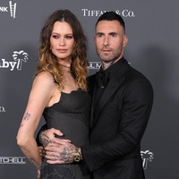 Adam Levine memeluk erat sang istri saat berfoto di sebuah acara pada November 2021. Mereka serasi dengan busana serba hitam. (Foto: Getty Images)