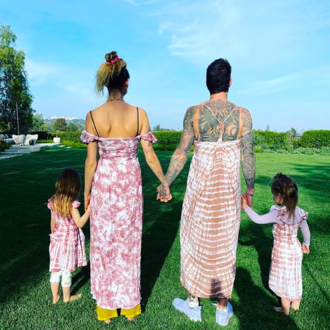 Kemesraan juga meraka pamerkan di Instagram. Foto ini memperlihatkan Adam bergaun kembaran dengan istri dan kedua putrinya, Dusty Rose dan Gio Grace. Saat ini, Behati sedang mengandung anak ketiga. Setelah ia mengumumkan kehamilannya baru-baru ini, muncul seorang wanita bernama Sumner Stroh yang mengaku sebagai selingkuhan Adam selama setahun terakhir. (Foto: Instagram/@adamlevine)