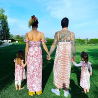 Kemesraan juga meraka pamerkan di Instagram. Foto ini memperlihatkan Adam bergaun kembaran dengan istri dan kedua putrinya, Dusty Rose dan Gio Grace. Saat ini, Behati sedang mengandung anak ketiga. Setelah ia mengumumkan kehamilannya baru-baru ini, muncul seorang wanita bernama Sumner Stroh yang mengaku sebagai selingkuhan Adam selama setahun terakhir. (Foto: Instagram/@adamlevine)